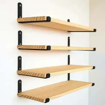 Kit 4 Prateleiras De Parede Em Madeira Maciça E Ferro Preto E Madeira 50x15cm Pinus Aparelhado E Seco Mãos Francesas Em Ferro Com Pintura Eletrostática Suportes De Parede E Parafusos E Buchas Incluso