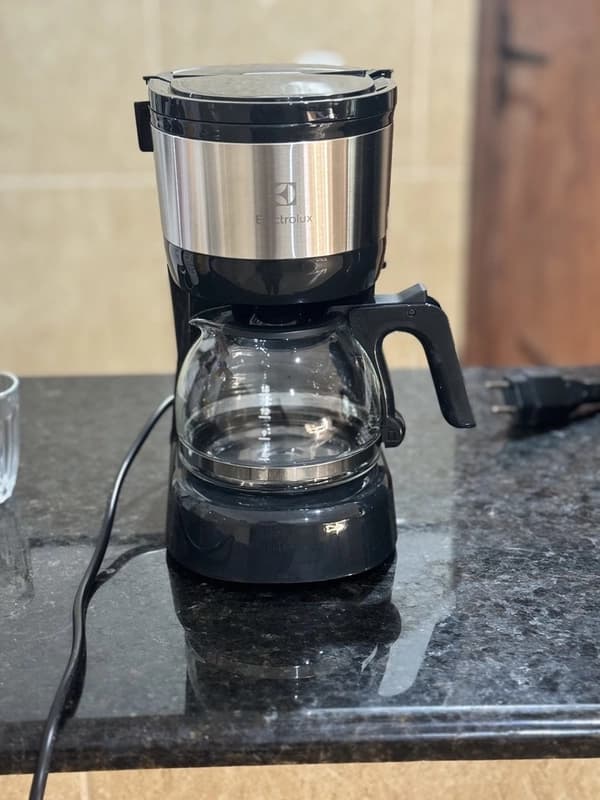 Cafeteira Elétrica Electrolux inox filtro permanente removivel corta pingos capacidade 600ml 15 xicaras função manter aquecido sistema ECM10 220v