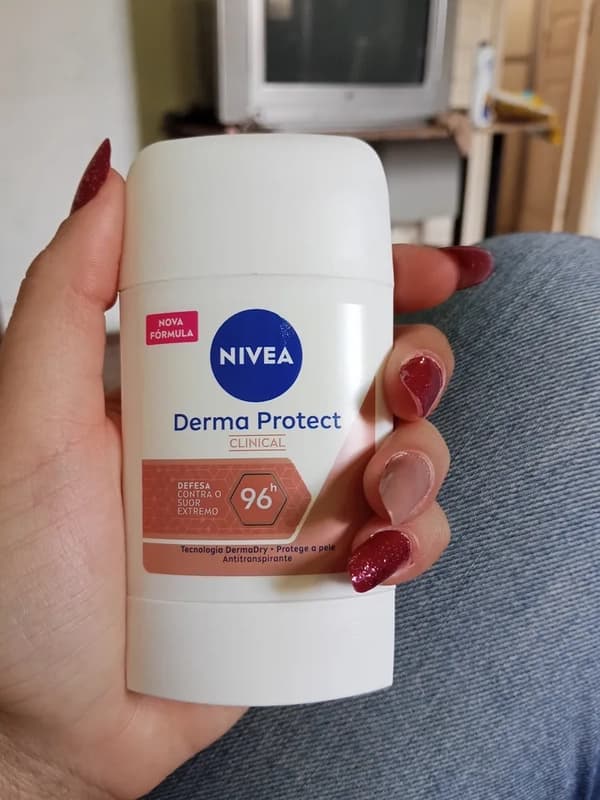 NIVEA Desodorante Antitranspirante Stick Derma Protect Clinical 58g, Defesa Intensa 96h, Controle de Suor Extremo, Toque Suave, Protege a Pele