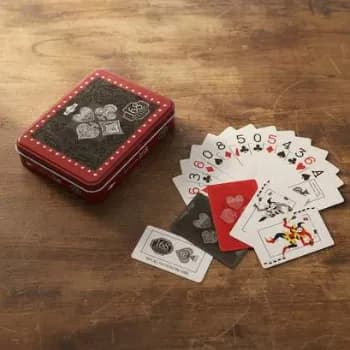 Kit 2 Jogos Baralhos Luxo Plástico Resistente Estojo De Lata Kit Preto E Vermelho